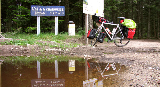 Olivier Godin arrive au col de la Charousse