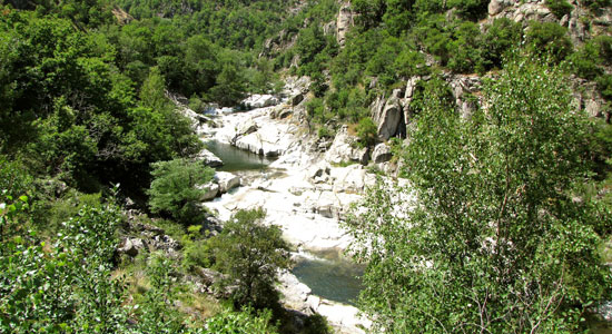 Olivier Godin arrive dans les environs des gorges du Chassezac, affluent de l'Ardèche