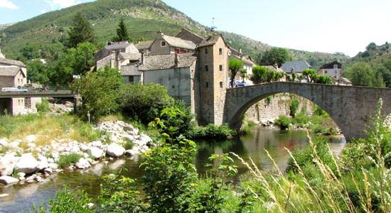 Olivier Godin arrive au village de Monvert