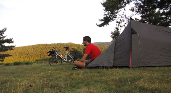 Olivier Godin arrive à Espérou et se prépare à camper