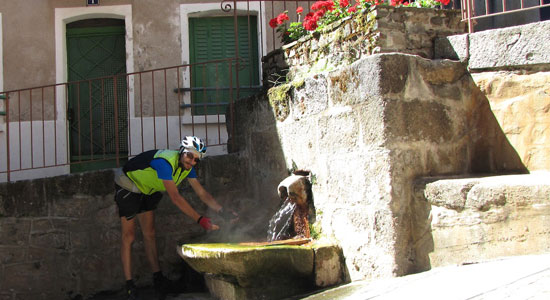 Olivier Godin découvre la source d'eau chaude de Chaudes-Aigues